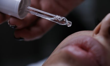 Нанесение уходового средства на лицо