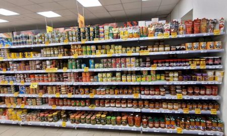 прилавок магазина с консервами