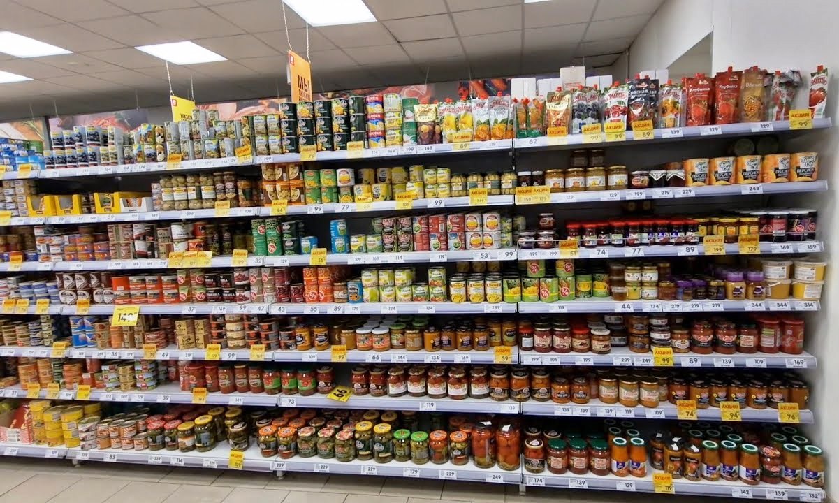 прилавок магазина с консервами
