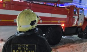 Сотрудник МЧС и пожарная машина