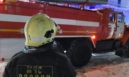 Сотрудник МЧС и пожарная машина