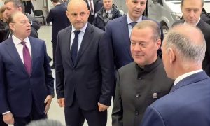 Дмитрий Медведев на заводе Уральские локомотивы в Верхней Пышме Свердловской области 19 февраля 2026 года