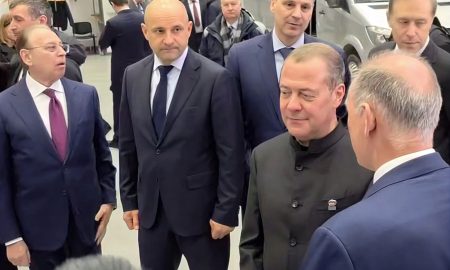 Дмитрий Медведев на заводе Уральские локомотивы в Верхней Пышме Свердловской области 19 февраля 2026 года