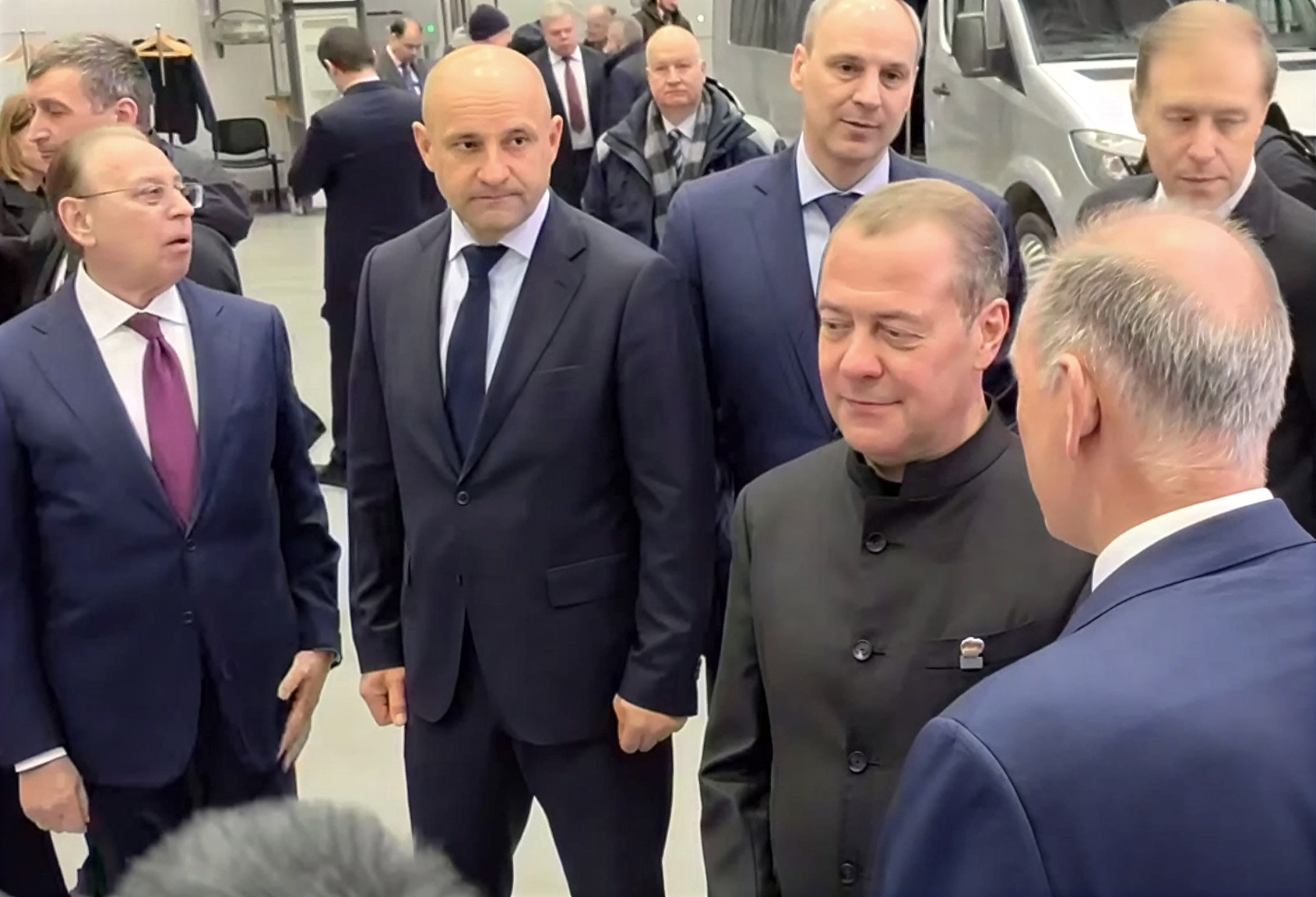 Дмитрий Медведев на заводе Уральские локомотивы в Верхней Пышме Свердловской области 19 февраля 2026 года