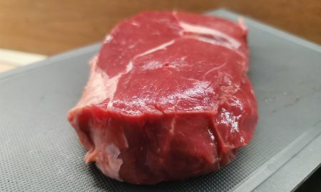 Мясо на разделочной доске