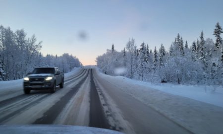 Автомобиль едет по трассе