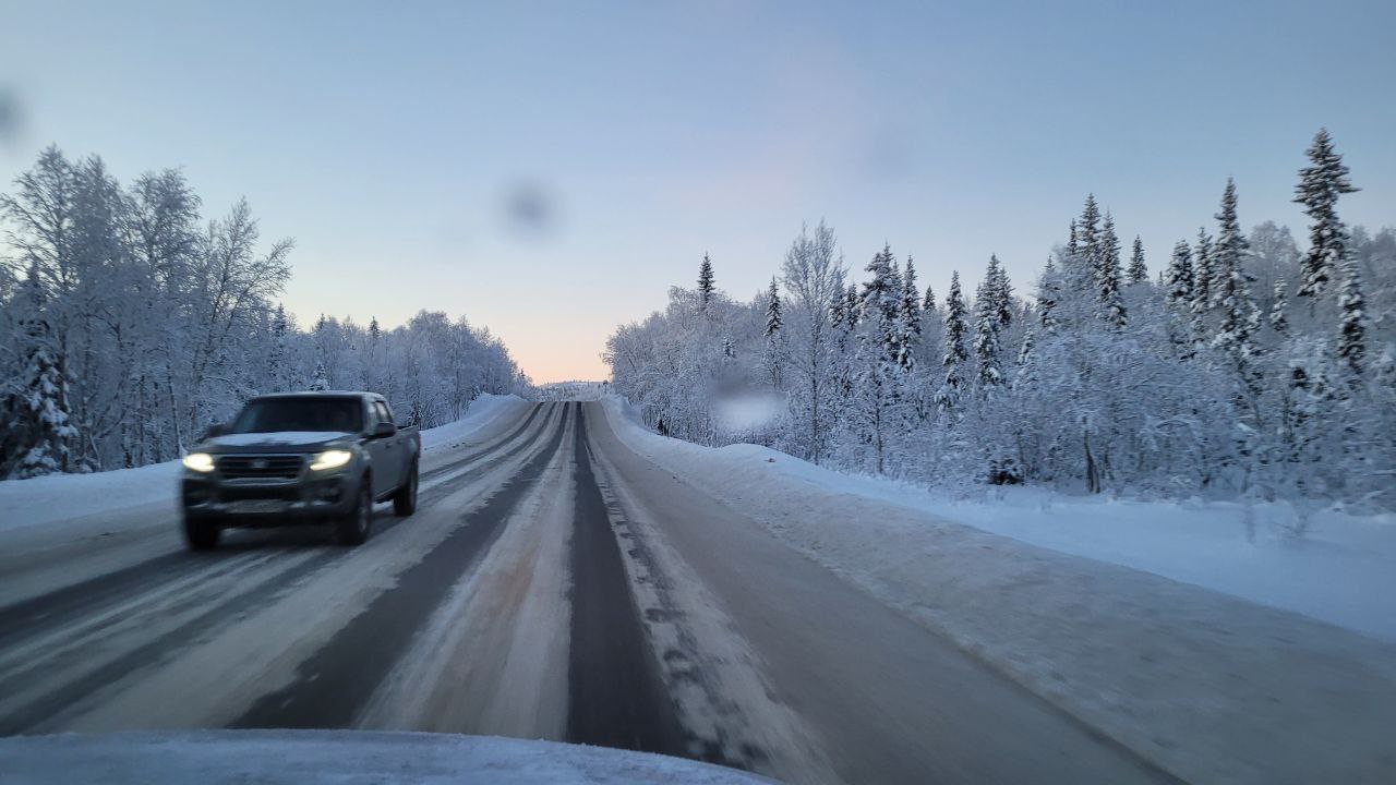 Автомобиль едет по трассе