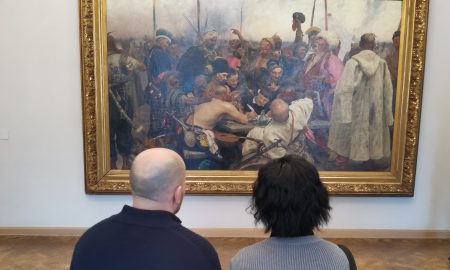 Люди смотрят на картину