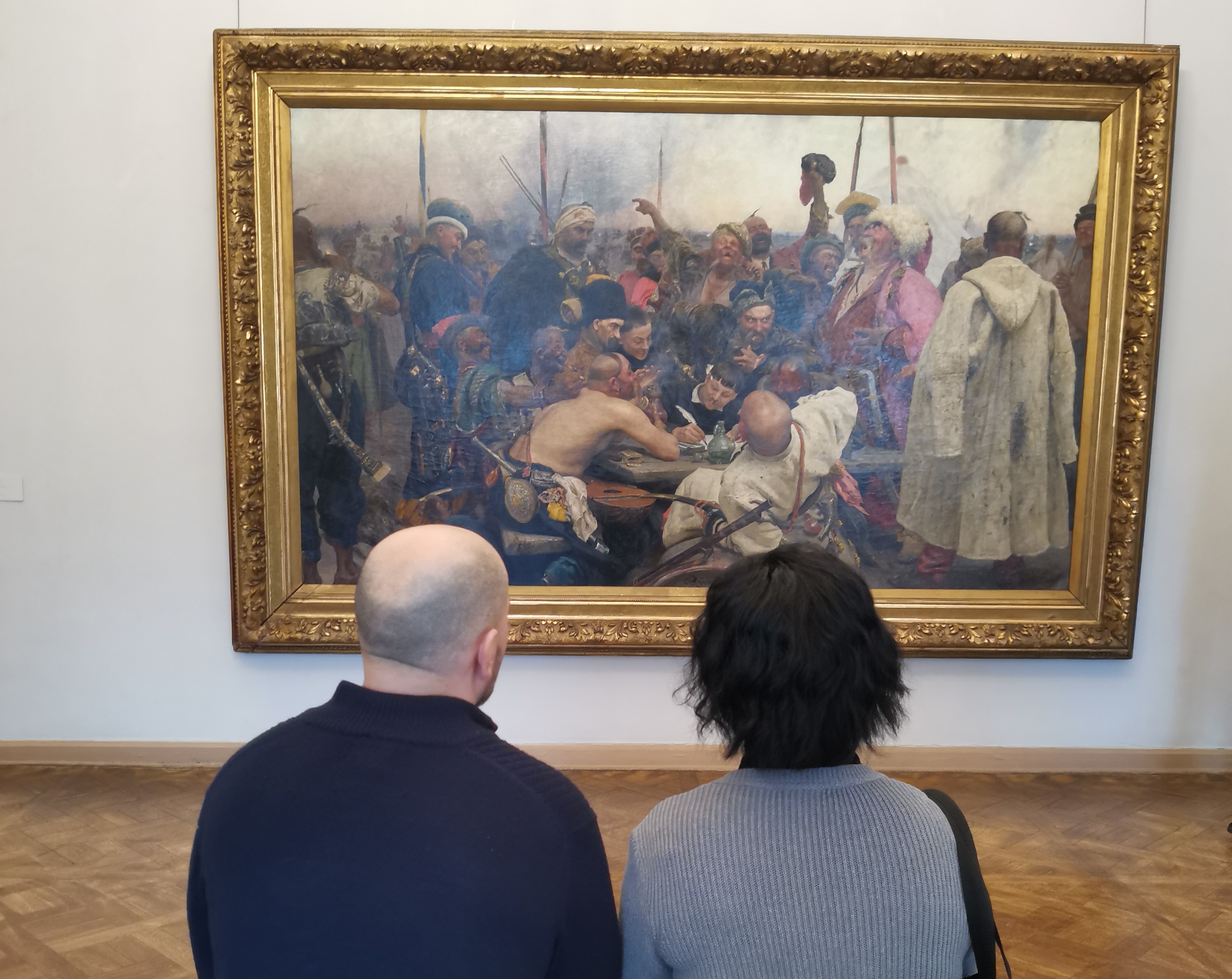 Люди смотрят на картину