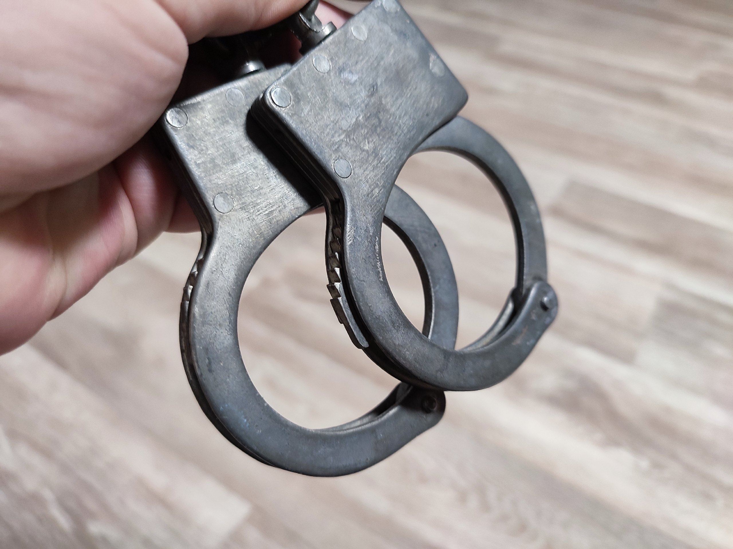 Человек держит наручники