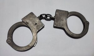 Наручники лежат на столе