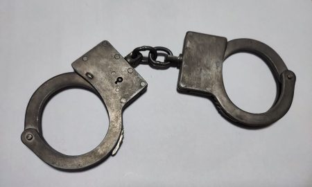 Наручники лежат на столе