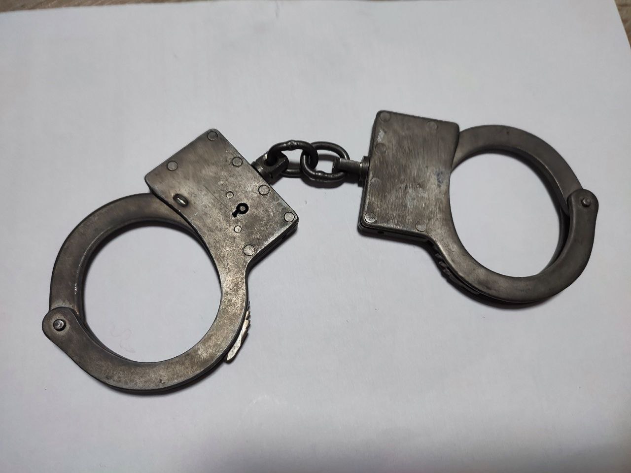 Наручники лежат на столе