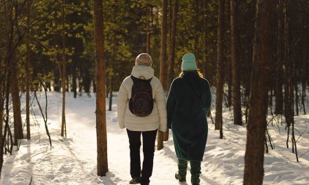 Люди в зимнем лесу.