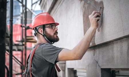 Штукатур за работой.