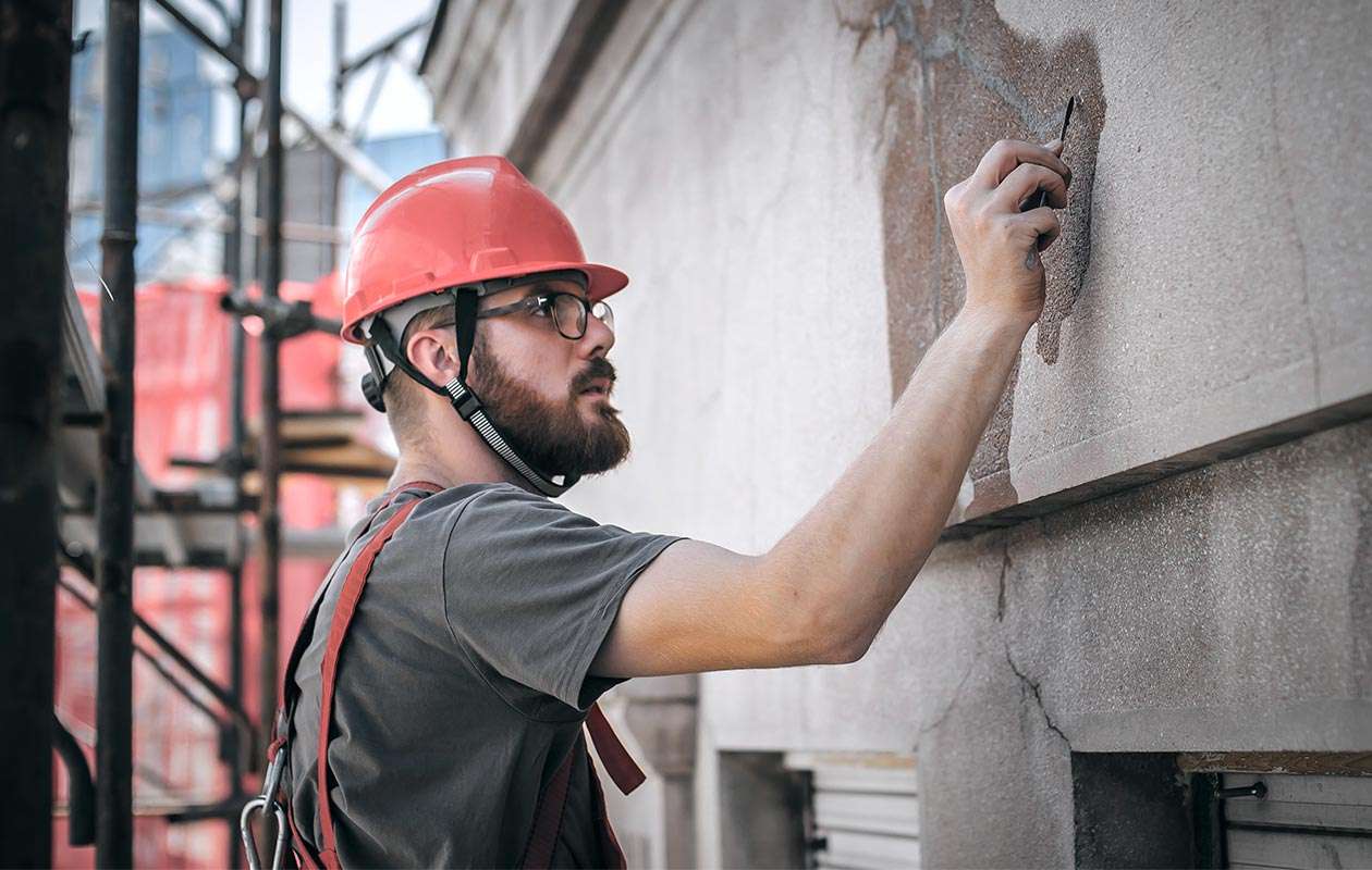 Штукатур за работой.