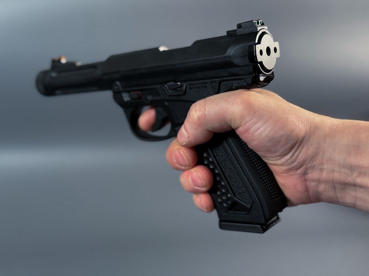 Пистолет в руке