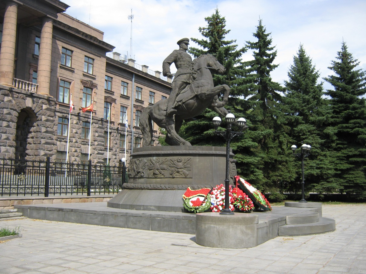 памятник Жукову в Екатеринбурге