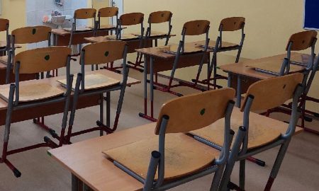 Пустые парты в аудитории
