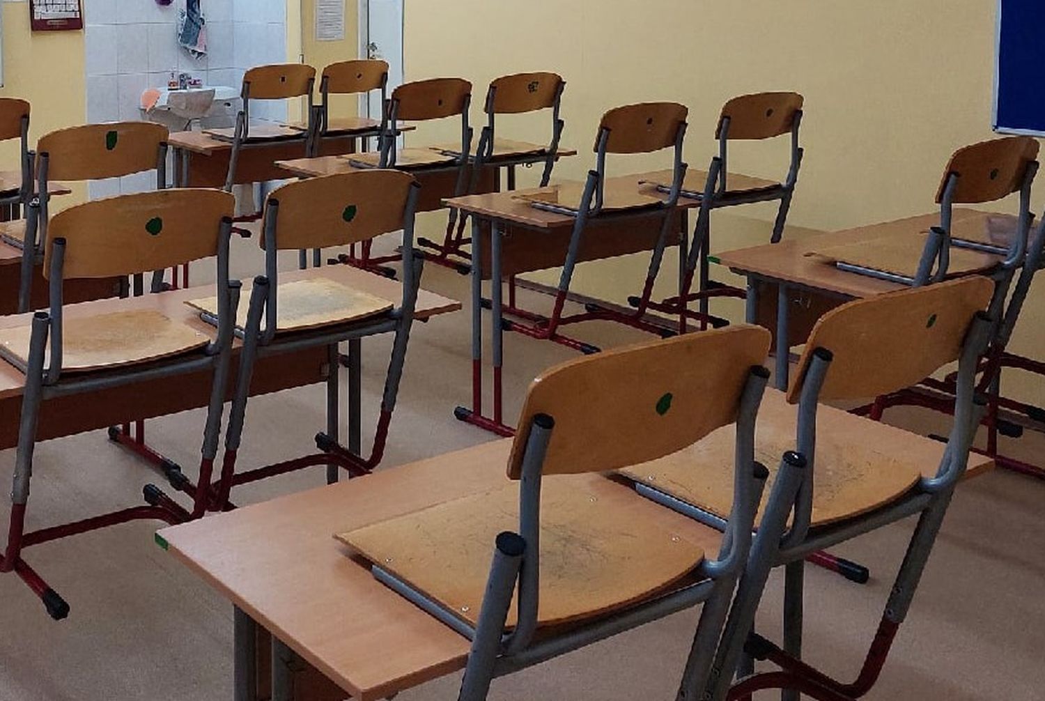 Пустые парты в аудитории