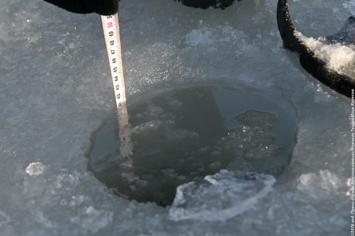 Эксперты выполняют замеры на водоемах