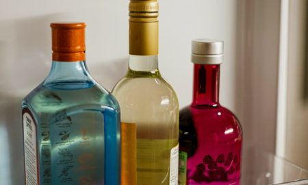 Бутылки алкоголя в холодильнике