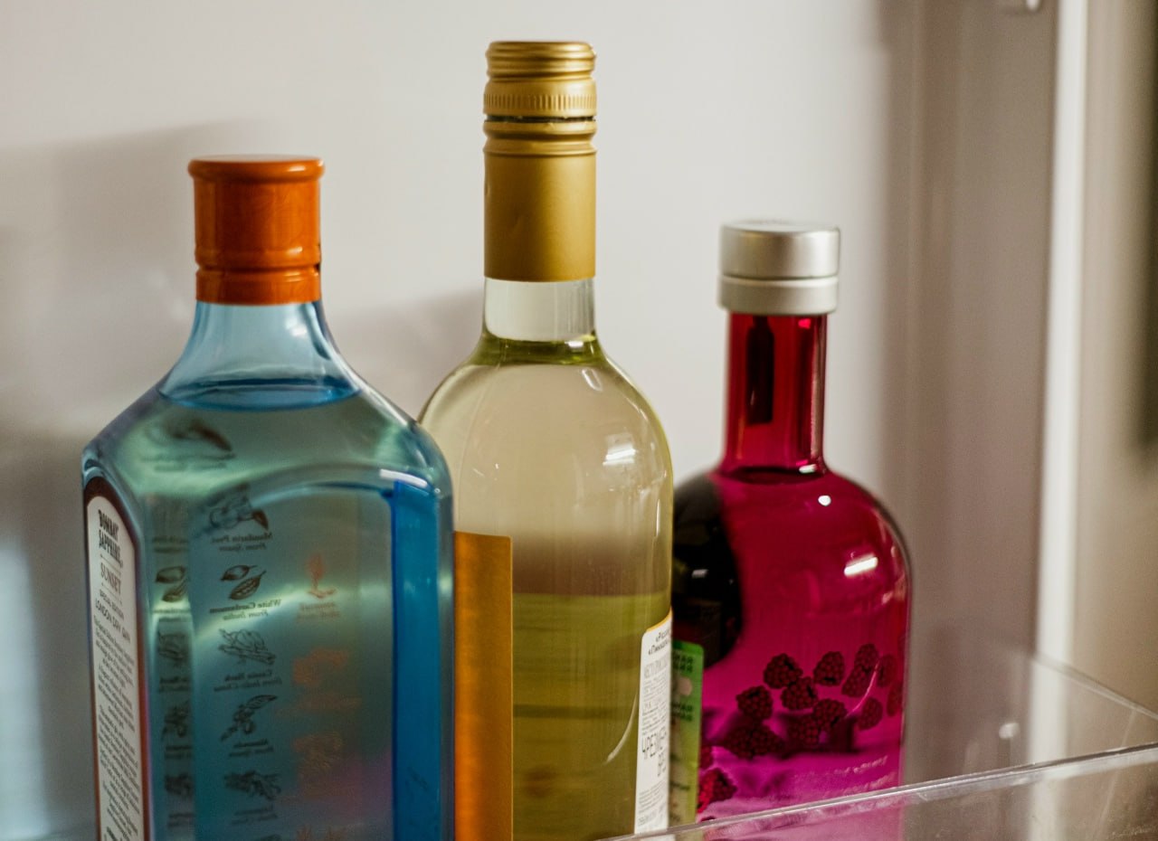 Бутылки алкоголя в холодильнике