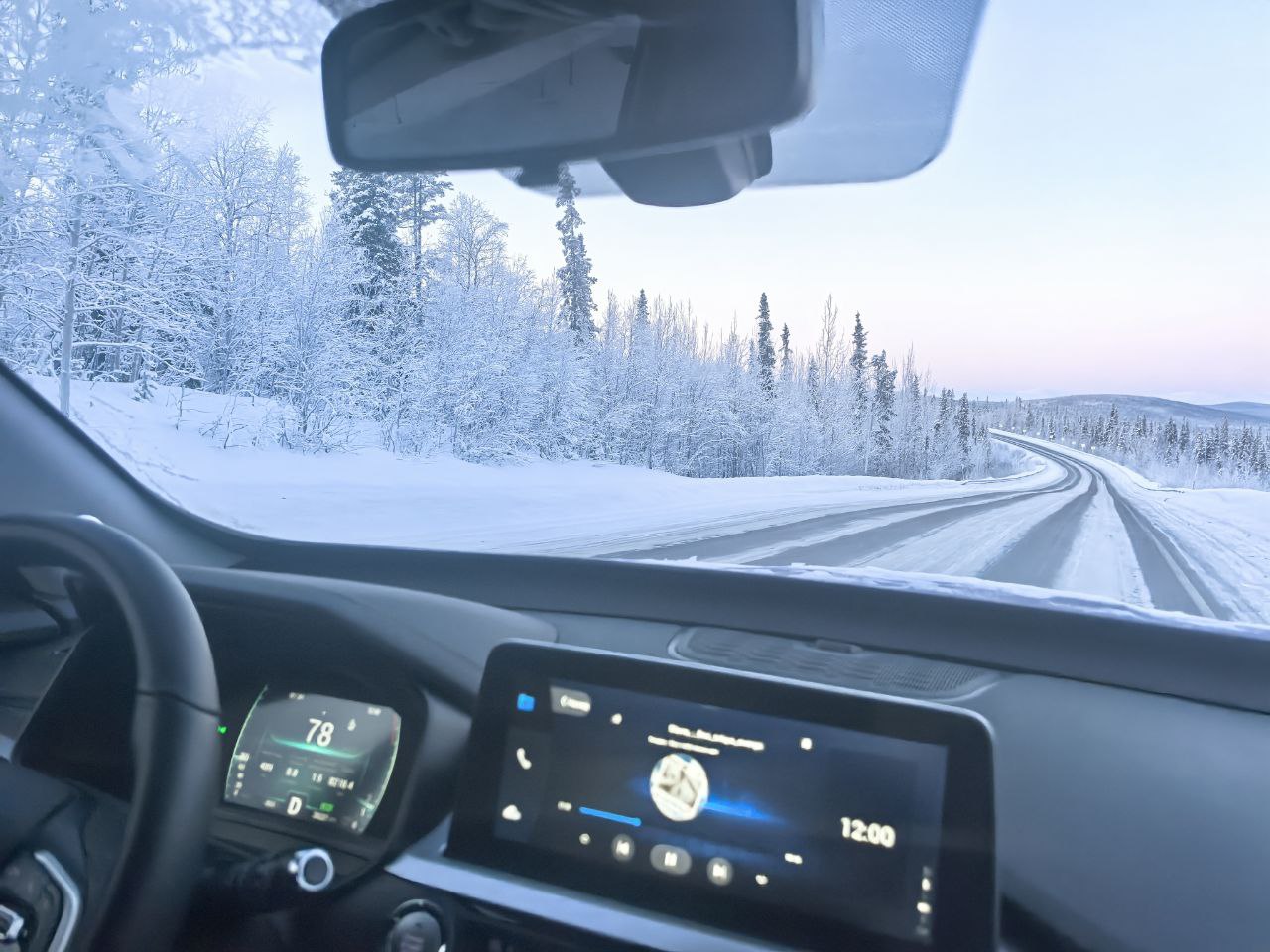 Автомобиль на снежной дороге