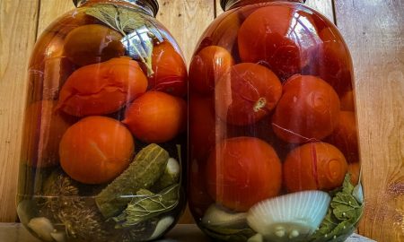 2 банки соленых помидор