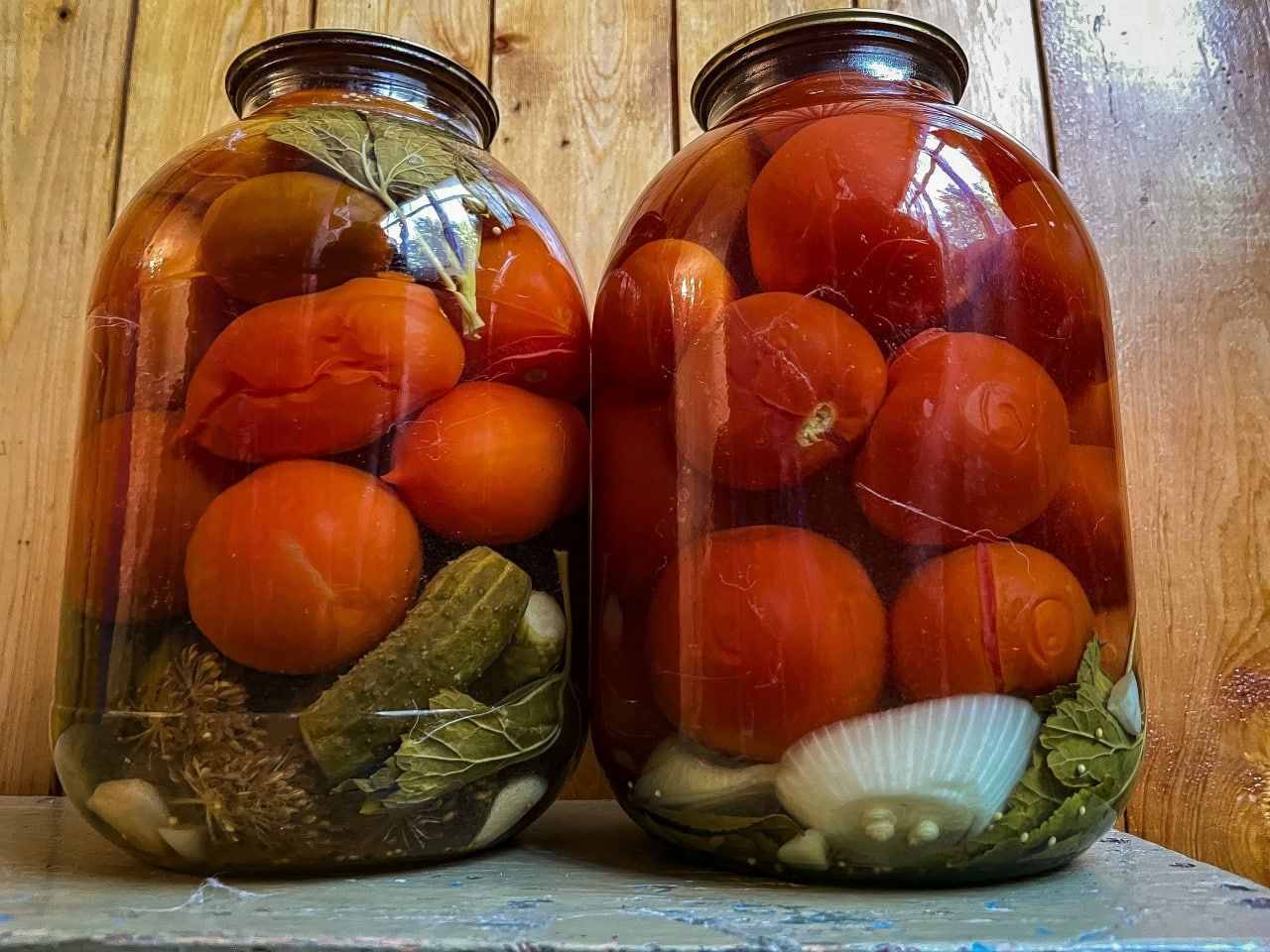 2 банки соленых помидор