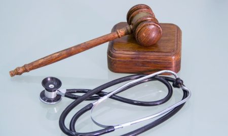 судейский молоток и фонендоскоп