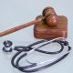 судейский молоток и фонендоскоп