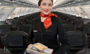 стюардесса с блинами