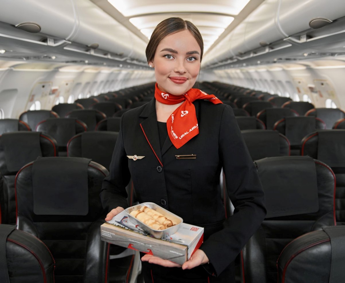 стюардесса с блинами