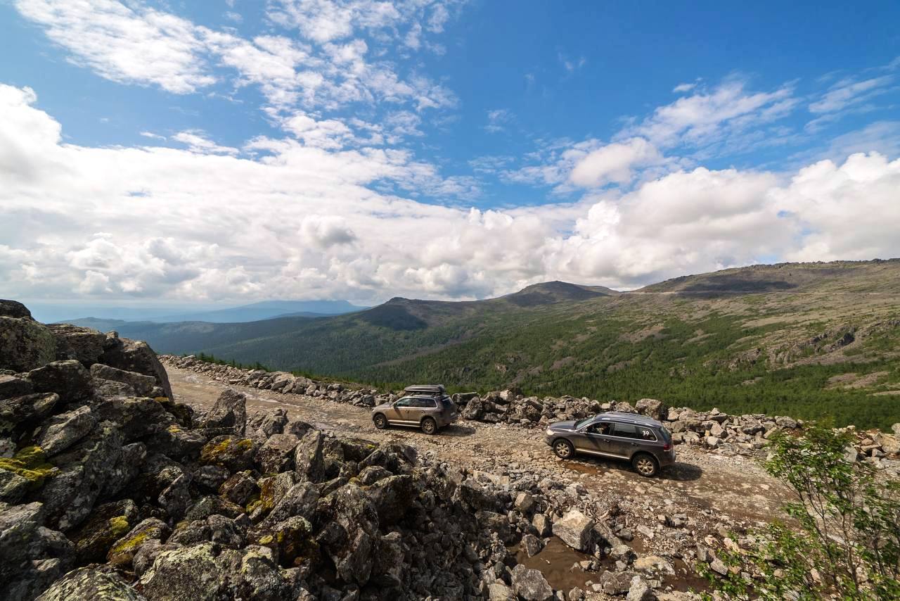 автомобили в горах Урала