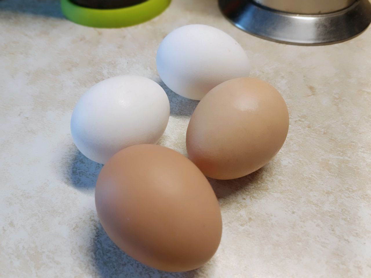 яйца на столе