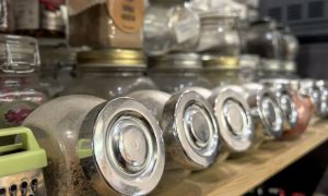 расставленная на кухне посуда