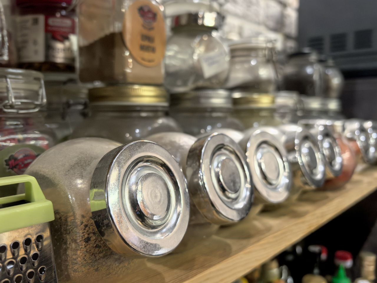 расставленная на кухне посуда