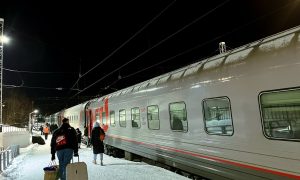 пассажиры идут на поезд