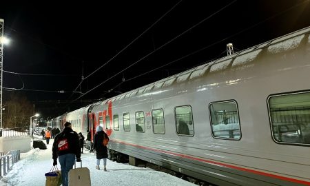 пассажиры идут на поезд