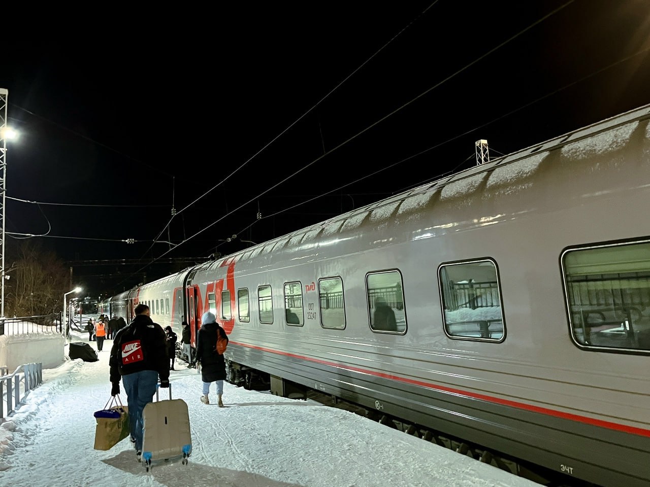 пассажиры идут на поезд