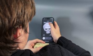 человек сидит с телефоном в руках