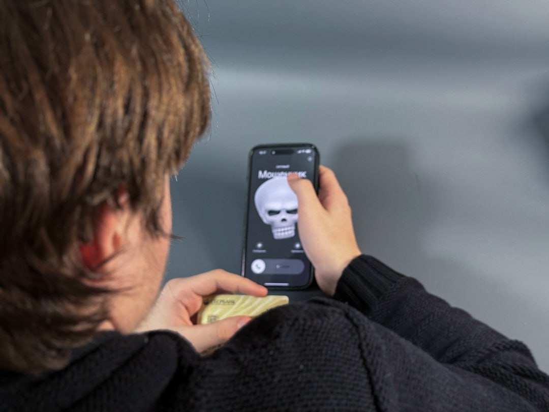 человек сидит с телефоном в руках