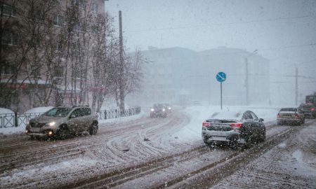Водители едут в снегопад