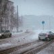 Водители едут в снегопад