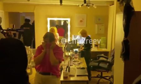 Девушки на входе в порностудию