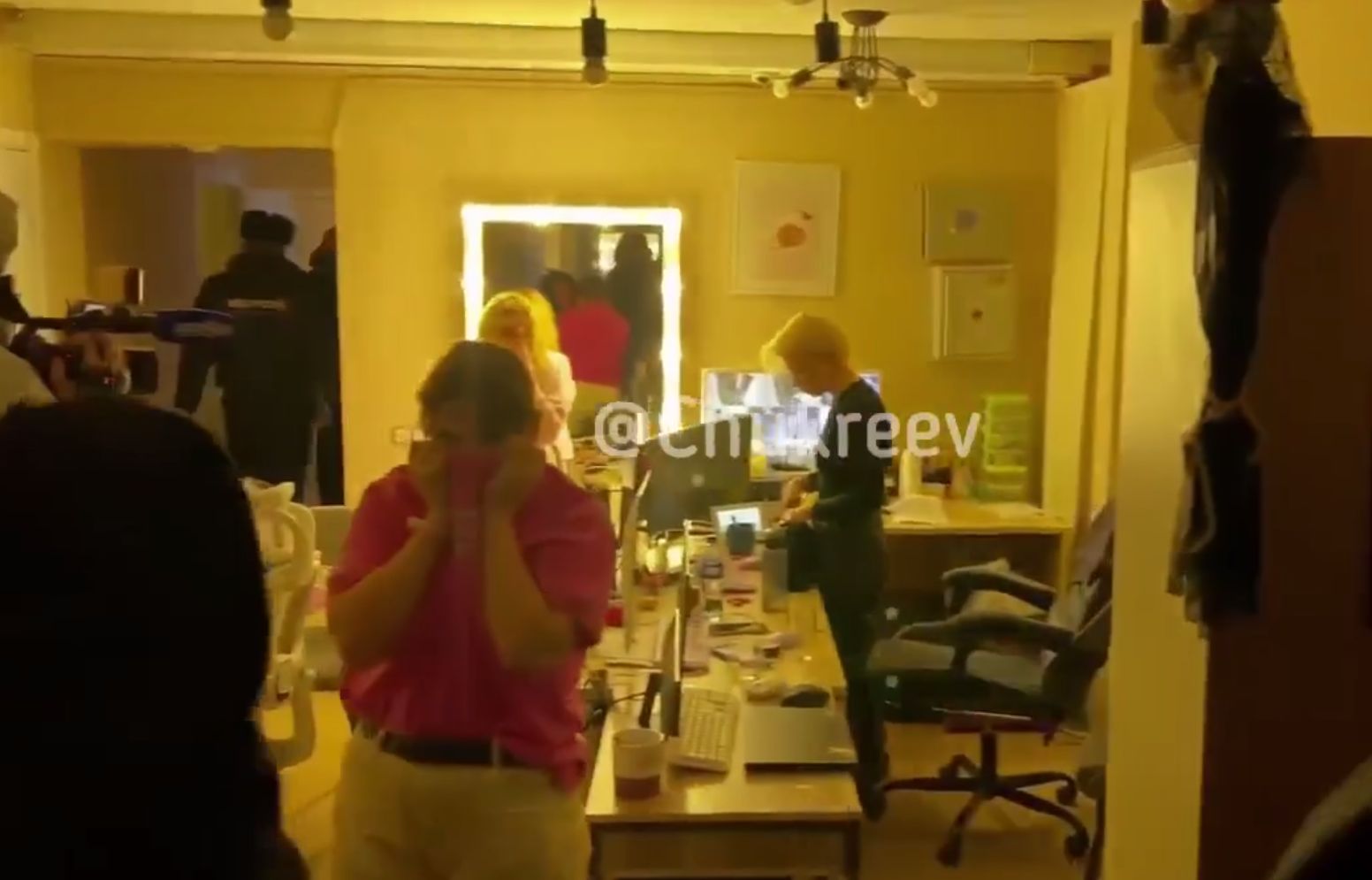 Девушки на входе в порностудию