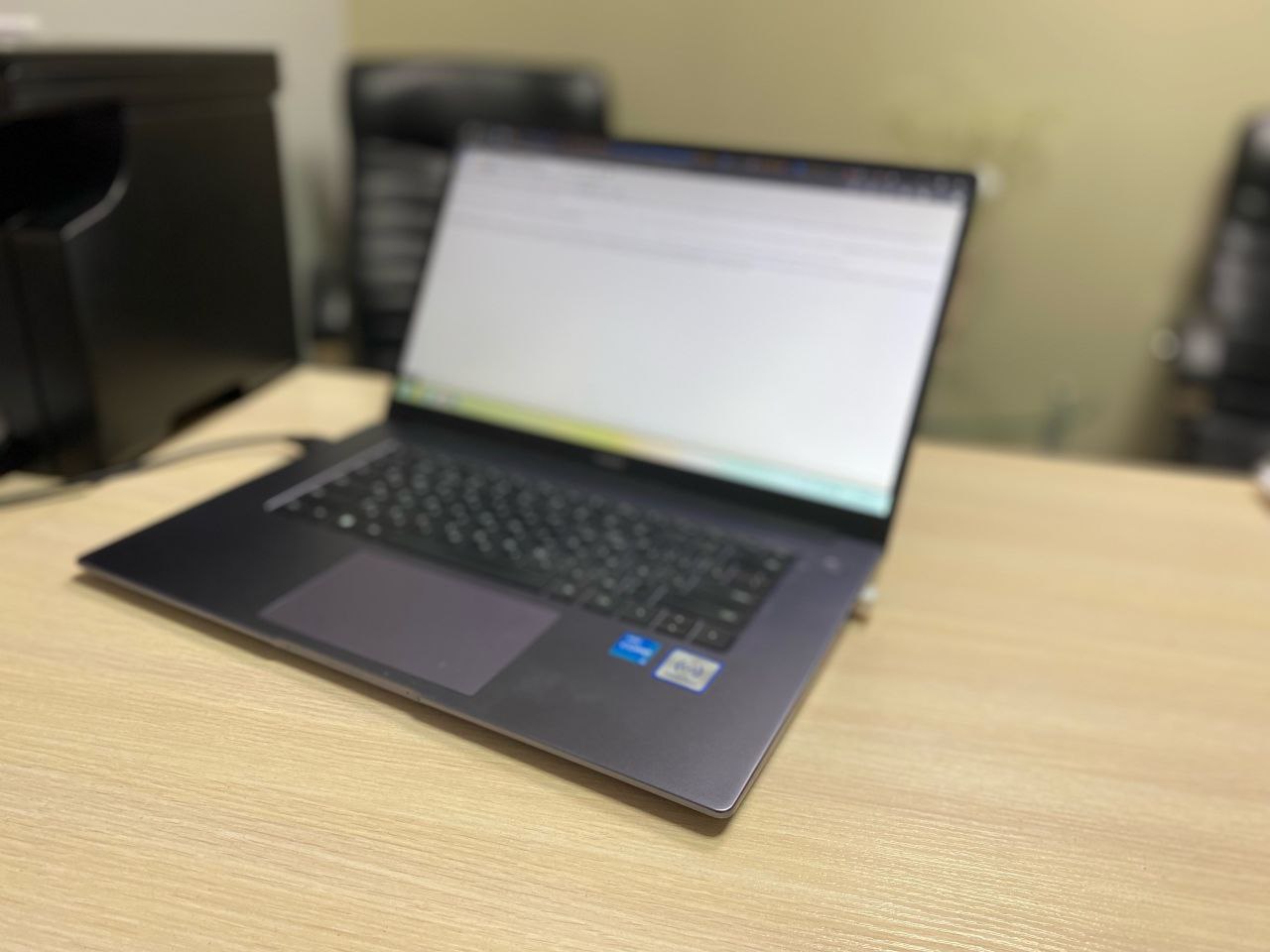 Ноутбук на столе