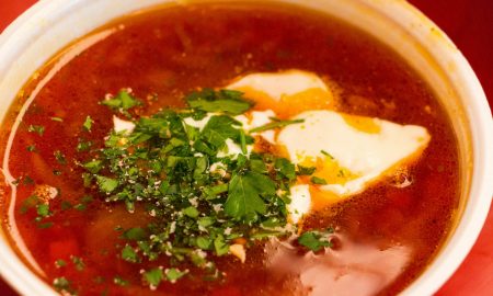 Тарелка борща с зеленью и майонезом