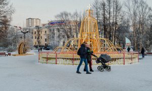 Пара гуляет с детьми